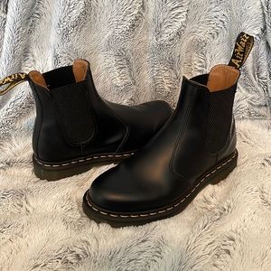 Dr. Martens 2976 Chelsea Boot - Women’s 8 in Black